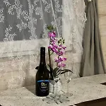 будиночок над річкою