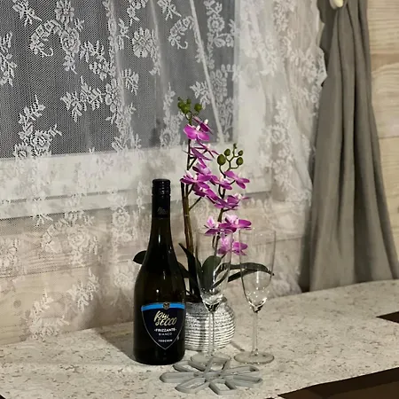 будиночок над річкою