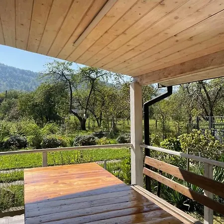 будиночок над річкою