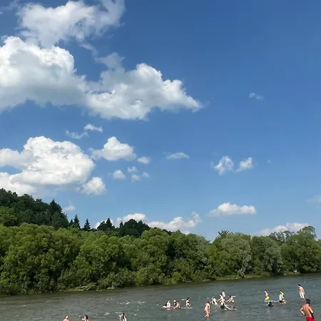 Вилла будиночок над річкою